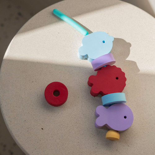 QUUT Klocki piankowe do nawlekania do kąpieli Beedi Fish Burgundy