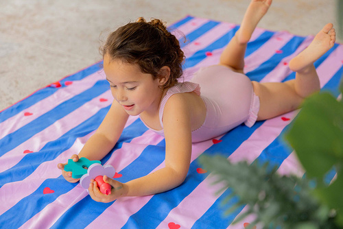 QUUT Dwustronny ręcznik plażowy PlayTowels L (180 x 100cm) Lighthouse Cherry