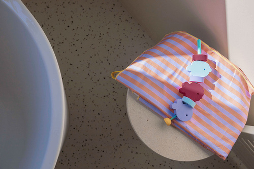 QUUT Klocki piankowe do nawlekania do kąpieli Beedi Fish Burgundy